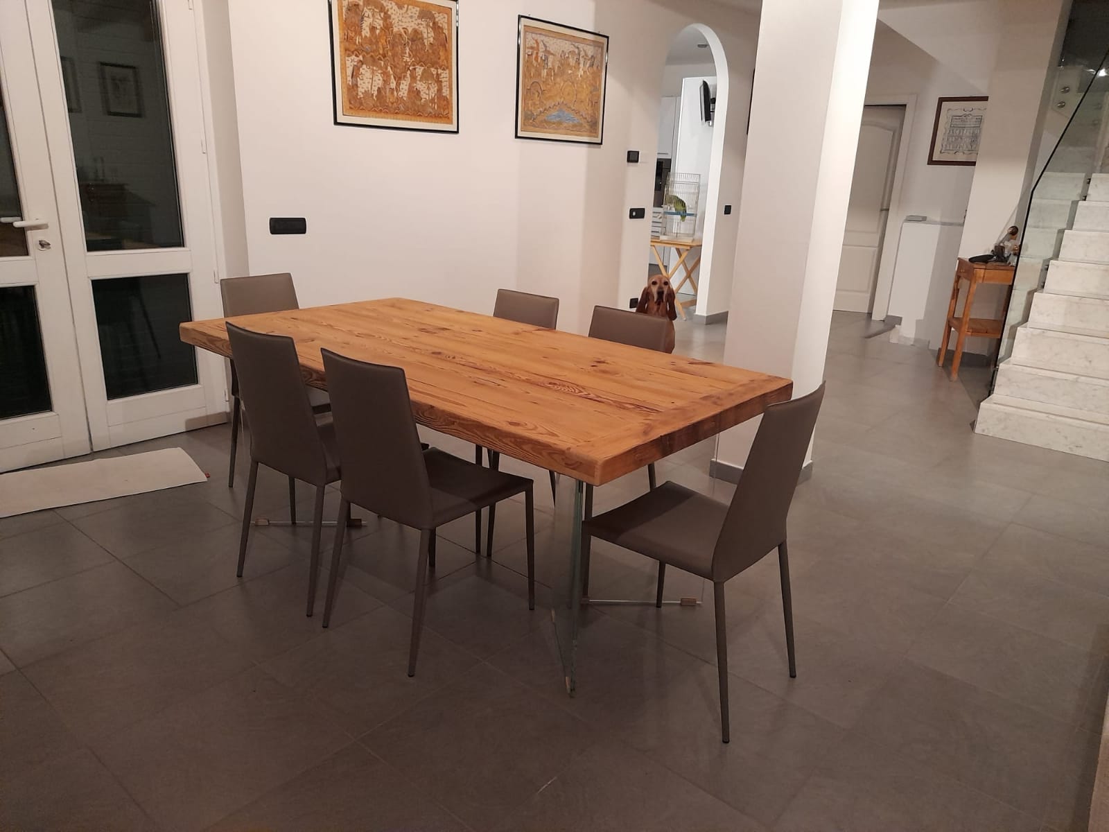 Dettaglio del progetto Tavolo con gambe in vetro: Tavolo con piano in legno massello, gambe in vetro e dettagli raffinati. - Immagine 1